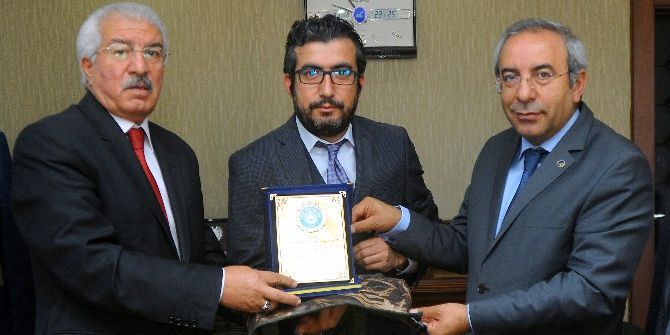 Türk Eğitim-sen’den Yrd. Doç. Dr. Yavuz’a Plaket