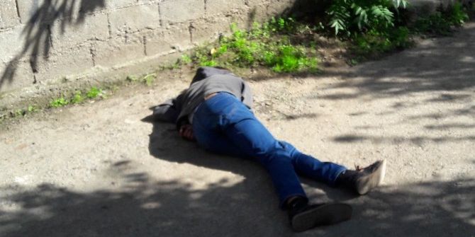 Yerde Baygın Yatan Genç Hastaneye Kaldırıldı