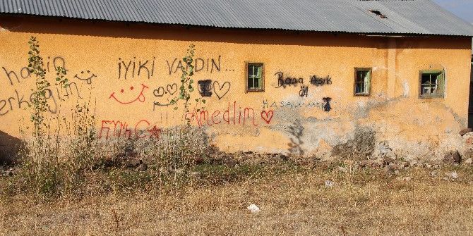 Vartolu Aşıklar Sevgilerini Duvarlara Yazdı