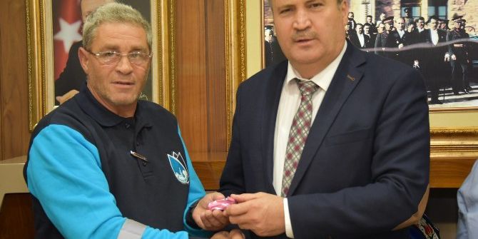 Çöpte Bulduğu Altını Sahibine Teslim Etti