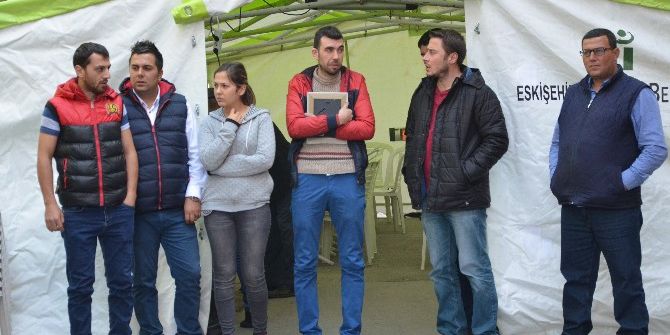 Şehidin Abisi Elindeki Fotoğrafla Kardeşinin Naaşını Bekliyor