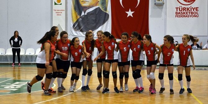 Foçalı Voleybolcular Deneyim Kazanıyor