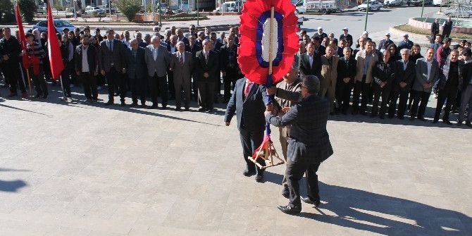 Muhtarların Çelenk Koyma Heyecanı