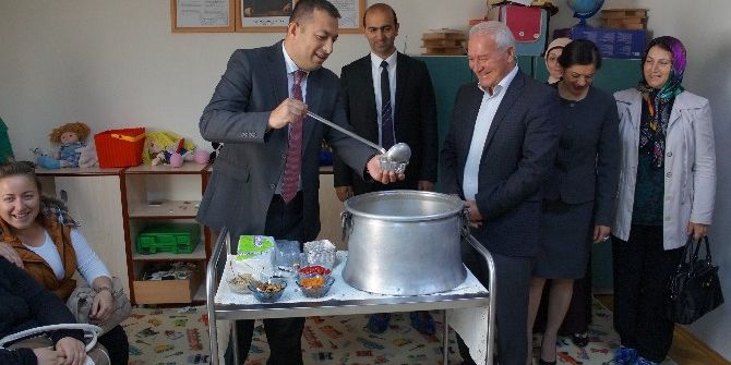 Anaokulu Öğrencilerinden Aşure İkramı