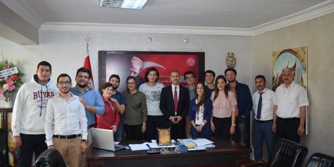 Besni İlçe Milli Eğitim Müdürü Neşet Yazar´dan Boğaziçi Yapı Kulübüne Plaket