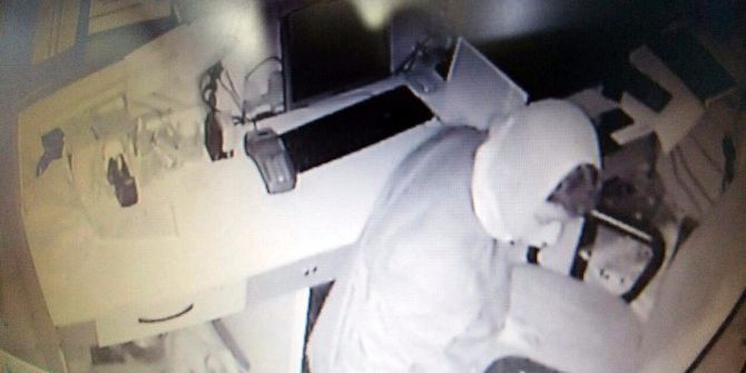 Hırsızlar Dükkan Sahibini Canından Bezdirdi