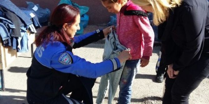 Van Polisinden 840 Öğrenciye Giyim Yardımı