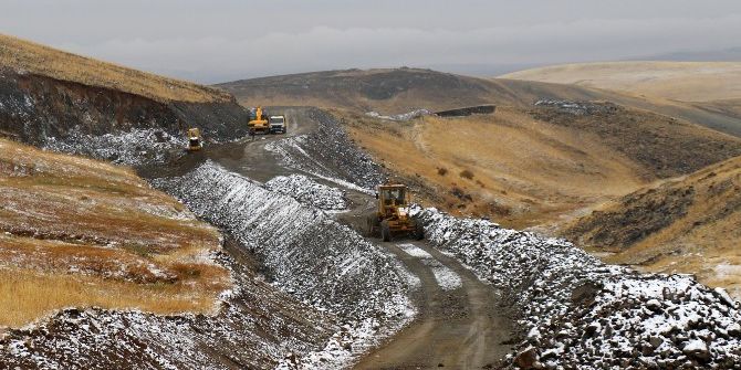 Büyükşehir Karayazı’nın Kırsaldaki Yol Problemini Çözüyor