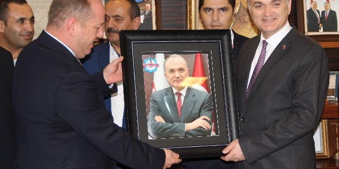 Bakan Özlü’den İş Adamlarına Yeşil Pasaport Müjdesi