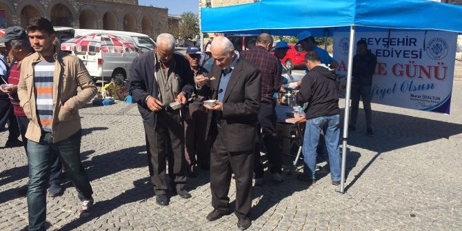 Tarihi Eşrefoğlu Camisi Ziyaretçilerine Aşure İkramı