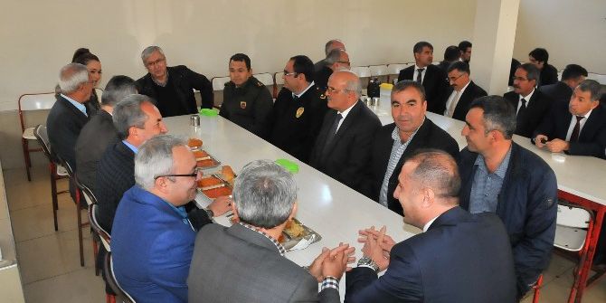 Akşehir Protokolü Kızılay Aşevi’nde Öğrencilerle Birlikte Yemek Yedi