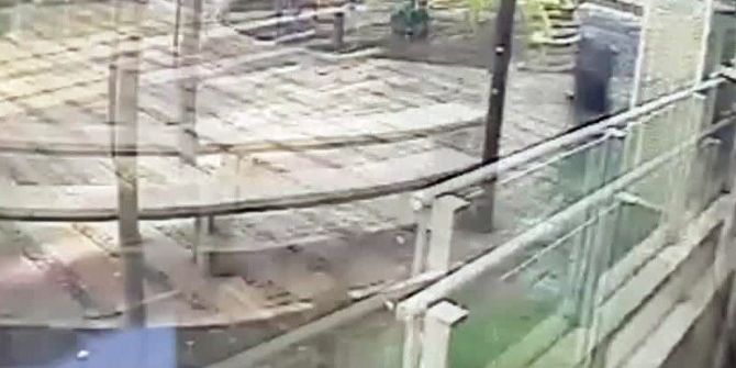 Halk Otobüsünün Durağa Çarpma Anı Kamerada