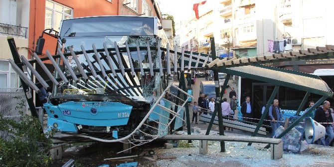 Freni Boşalan Otobüs Oyun Parkına Girdi