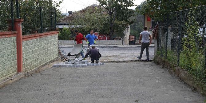 Sapanca Belediyesi Parke Taşı Çalışmalarını Devam Ettiriyor