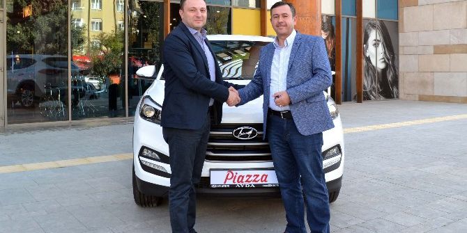 Piazza’nın Hediyesi Hyundai Tucson Talihlisine Teslim Edildi