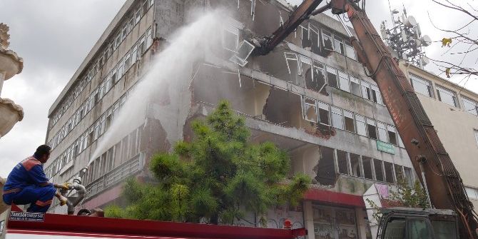Büyükçekmece Belediyesi Riskli Binaları Yıkıyor