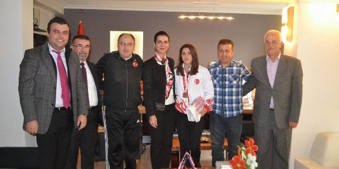 Milli Güreşçiden Belediyeye Ziyaret