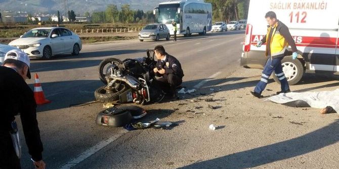 Motosiklet İle Kamyonet Çarpıştı: 1 Ölü, 1 Yaralı