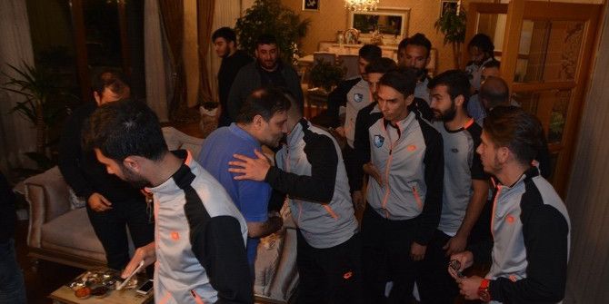 Bb Erzurumspor Kafilesinden Başkan Demirhan’a Vefa Ziyareti