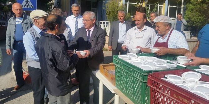 Kırklareli’nde Vatandaşa Aşure Dağıtıldı