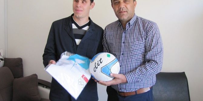 Görme Engelli Milli Sporcudan Gençlik Hizmetleri Ve Spor İlçe Müdürüne Ziyaret