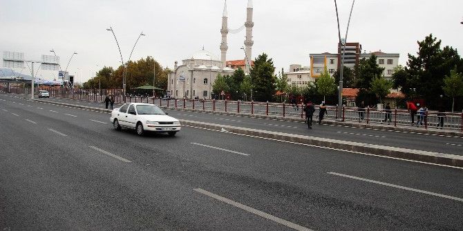 Üst Geçidi Kullanmayıp, Bariyerlerden Atlıyorlar