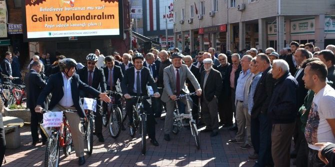 Başkan Personeline Bisiklet Dağıttı, Arabaya Binme Yasağı Koydu