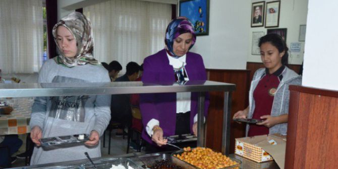 Öğrencilerle Sıraya Girdi, Kendi Kahvaltısını Kendi Aldı, Yemek Kuyruğunda Öğrencilerle Sohbet Etti