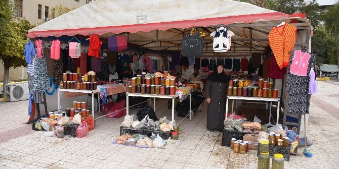 Iğdırlı Kadınlar Ürettiklerini Satıyor