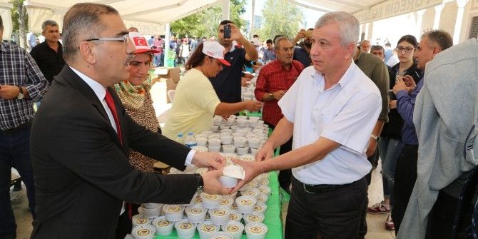 Yüreğir Belediyesi 35 Bin Kişiye Aşure Dağıttı