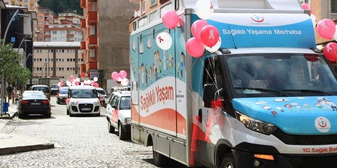 Pembe Balonlarla Konvoy Yapıp Farkındalık Oluşturdular