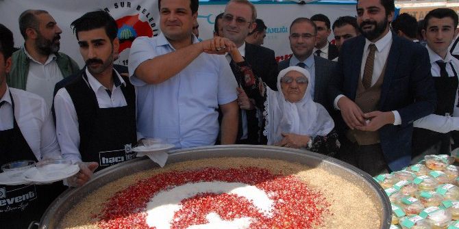 Sur’da 5 Bin Kişiye Türk Bayrağı İle Süslenmiş Aşure Dağıtıldı