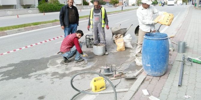 Yağmur Suyu Kanalları Ve Logar Kapakları Temizlendi