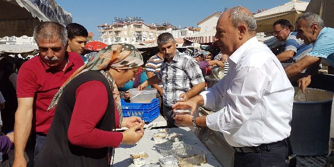 Pazarcılar Odası Cuma Pazarı’nda Aşure Dağıttı