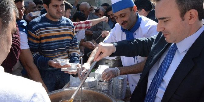 Siirt Valiliği Vatandaşlara Aşure Dağıttı