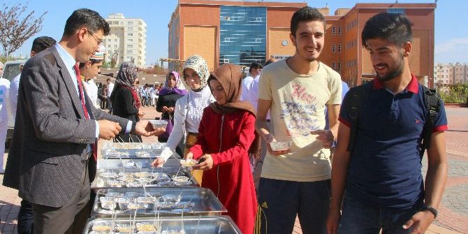 7 Aralık Üniversitesinde Öğrencilere Aşure İkram Edildi