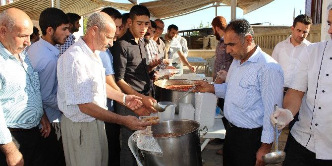 Kap Caminde Aşure Dağıtıldı