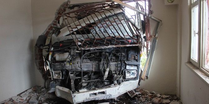 Freni Boşalan Kamyon Refüje Ve Ticari Araca Çarpıp Eve Girdi