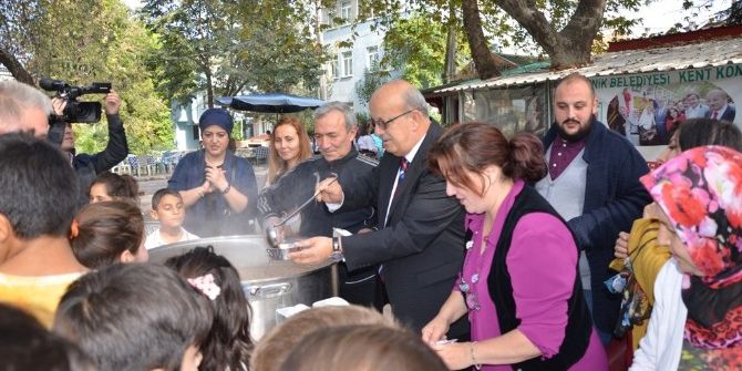 İznik Kent Konseyi Aşure Dağıttı