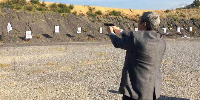 Gazeteciler Silahları Hedef Tahtalarına Ateşledi