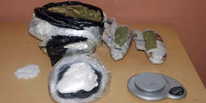 Valizdeki Esrar Kokmasın Diye Naftaline Sarmışlar