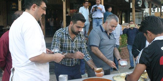 Yoğun Güvenlik Önemlerine Kızdı, Bütün Yemekleri Bedava Dağıttı