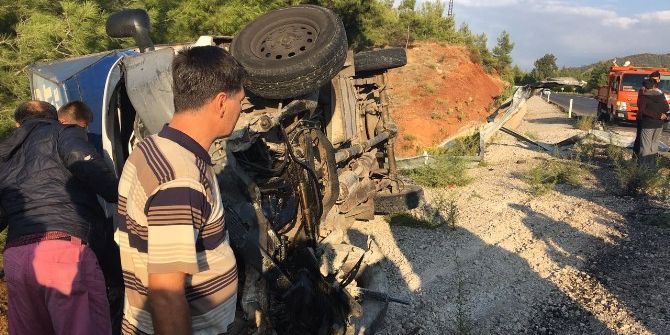 Fethiye’de Eşya Yüklü Kamyonet Devrildi; 1 Ölü, 2 Yaralı