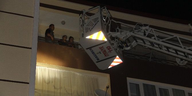 Yangında Mahsur Kalan Aileyi İtfaiye Kurtardı