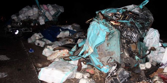 Tankerle Kamyon Kafa Kafaya Çarpıştı: 1 Ölü