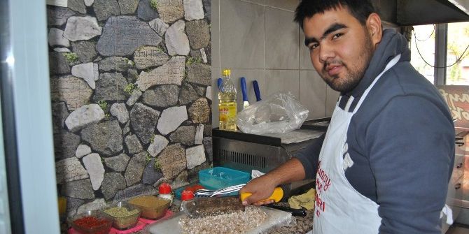 Özbekistanlı Genç Gezmek İçin Geldiği Türkiye’de Kokoreç Ustası Oldu