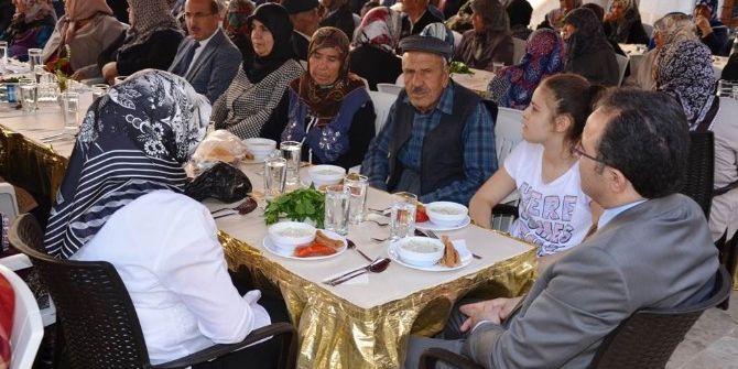 Vali Çataklı Aşure Programına Katıldı