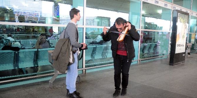 Eşi Doğum Yapan Babadan Havalimanında Kemençeli Kutlama