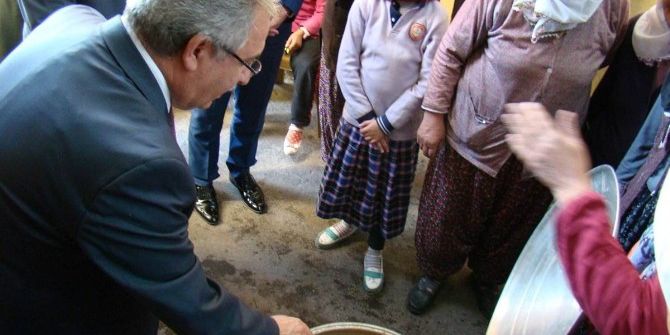 Vali, Halka Aşure İkram Etti