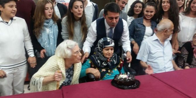 Huzurevinde Anlamlı Kutlama